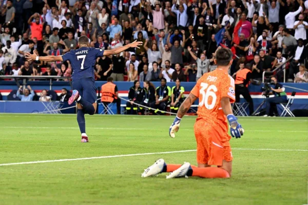 Mbappé faz dois e PSG vence Juventus na estreia da Champions League