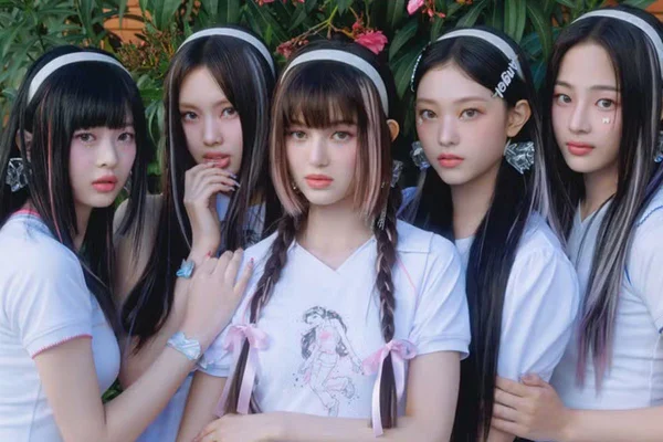 Foto colorida do grupo de K-Pop NewJeans - Metrópoles