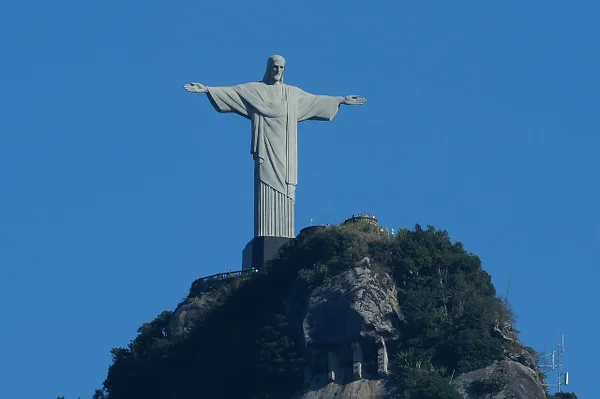 Foto colorida do Cristo Redentor - Metrópoles