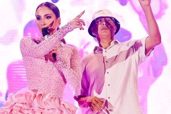 Claudia Leitte e diretor musical, Lu Sustenido, são clicados durante show - Metrópoles