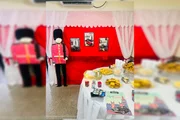 A sala falou sobre a Família Real, o futebol e a música britânica, montando uma linha do tempo que uniu desde clássicos como The Beatles e Queen até nomes contemporâneos como Adele e Ed Sheeran A sala falou sobre a Família Real, o futebol e a música britânica, montando uma linha do tempo que uniu desde clássicos como The Beatles e Queen até nomes contemporâneos como Adele e Ed Sheeran