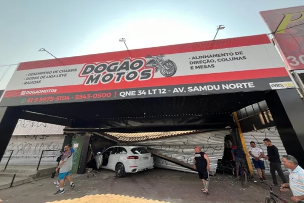 Motorista colide Porsche em loja e interdita kitnets no DF