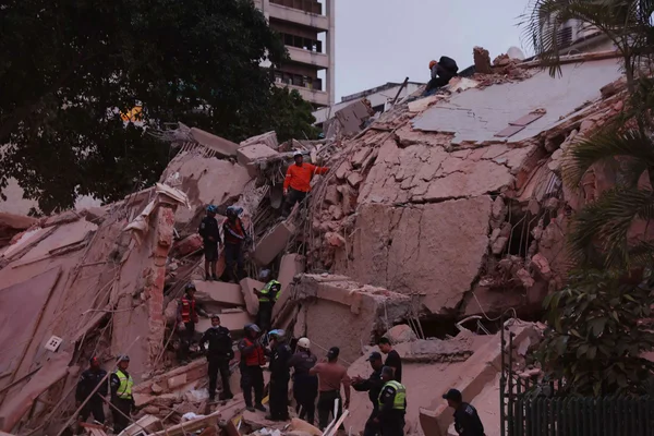 imagem colorida de prédio danificado por terremotos na venezuela