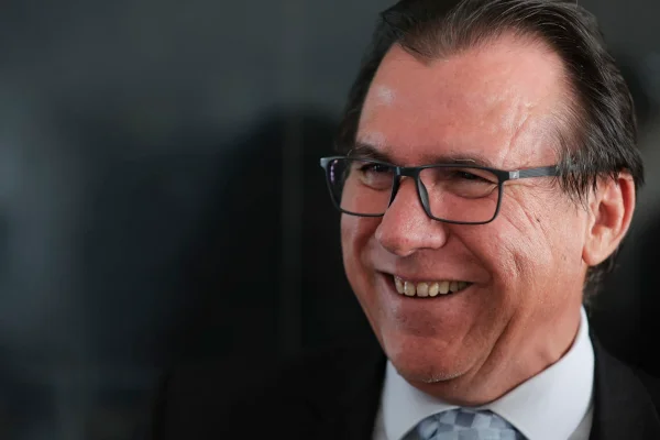 Ministro do Trabalho e Emprego, Luiz Marinho, sorri durante coletiva - Metrópoles