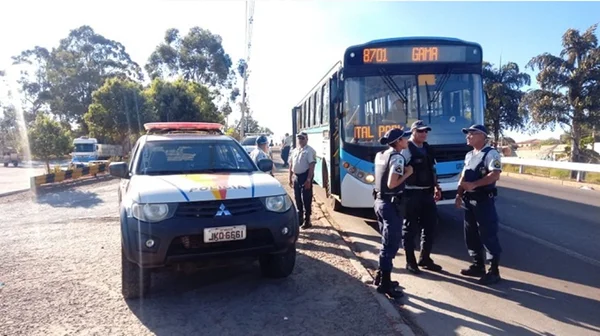 Adolescentes de 14 e 15 anos usam facas para assaltar ônibus no DF