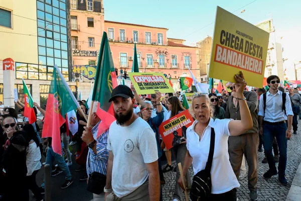 Pessoas de Portugal protestando nas ruas