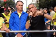Gayer exibe áudios de falas de ministros do STF e discursa em inglês