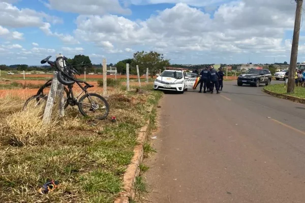 Foto de uma estrada com bicicletas ao lado
