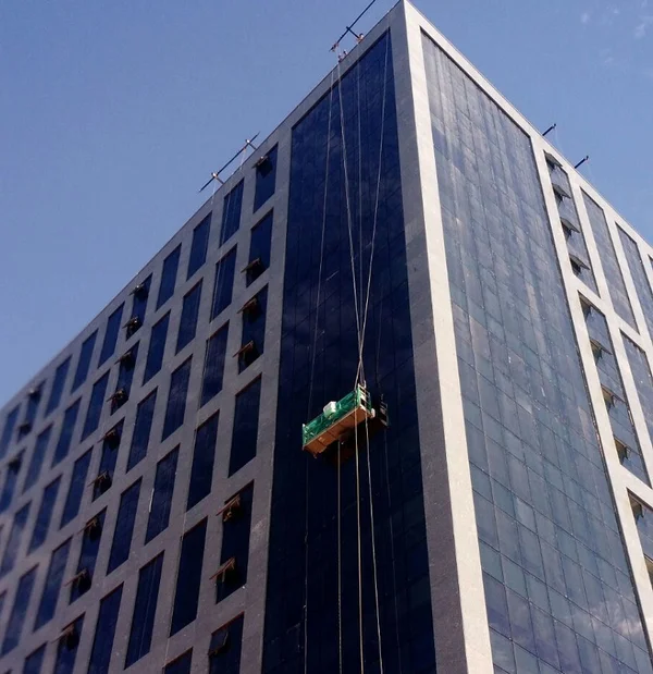 Operários ficam pendurados para o lado de fora de edifício no Setor de Autarquias Norte