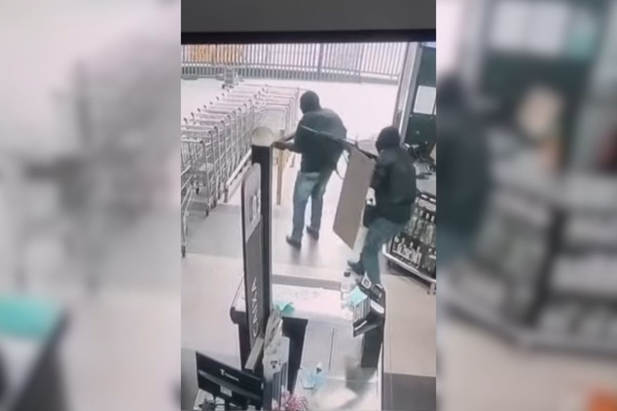 Tiros e pânico em supermercado: veja ação de ladrões de carro-forte 13 Criminosos com armas de alto calibre