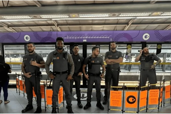 Imagem colorida de agentes de segurança na estação Campo Limpo, da linha 5-Lilás da ViaMobilidade - Metrópoles