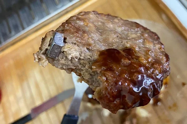 Hambúrguer com parafuso
