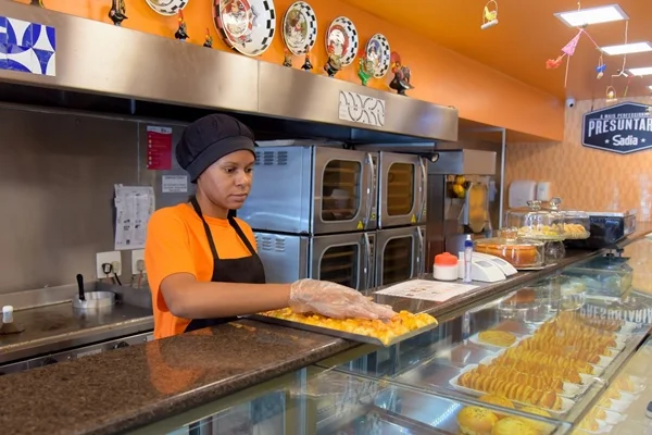 Além dos produtos de panificação, a empresa também faz confeitaria Além dos produtos de panificação, a empresa também faz confeitaria