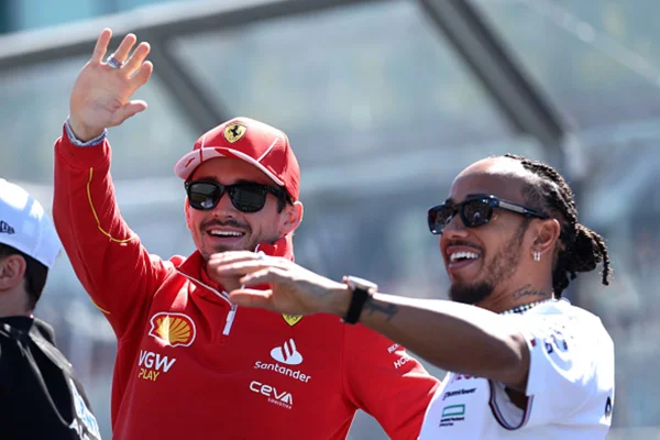 Imagem colorida de Charles Leclerc com camisa da Ferrari e Lewis Hamilton - Metrópoles
