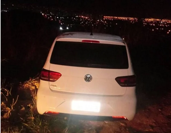 No flagra. PMs surpreendem ladrões desmontando carro roubado no DF