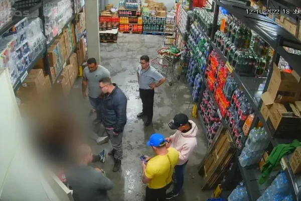 homens torturados em depósito de mercado - metropoles