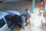 Momento em que o rival dá um chute na lataria do carro do agressor Momento em que o rival dá um chute na lataria do carro do agressor