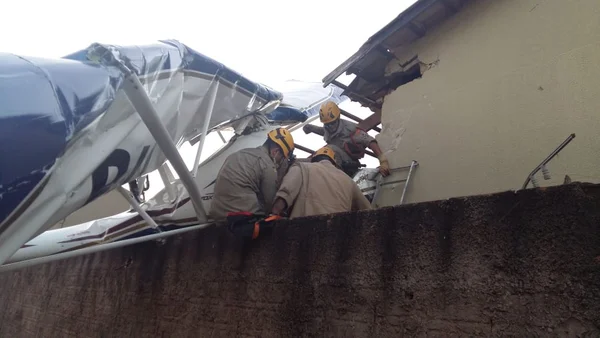 Avião cai sobre casa em Goiânia. Criança que estava na aeronave morreu