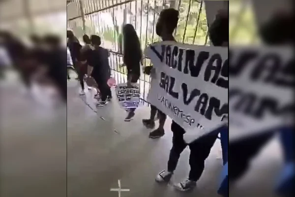 Alunos do DF protestam após professor comparar máscara a focinheira