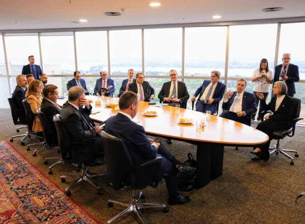 Ministros acompanham apuração no TSE