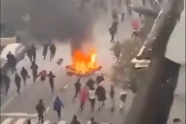 Vídeo: caos toma conta das ruas de Bruxelas após derrota da Bélgica - Metrópoles
