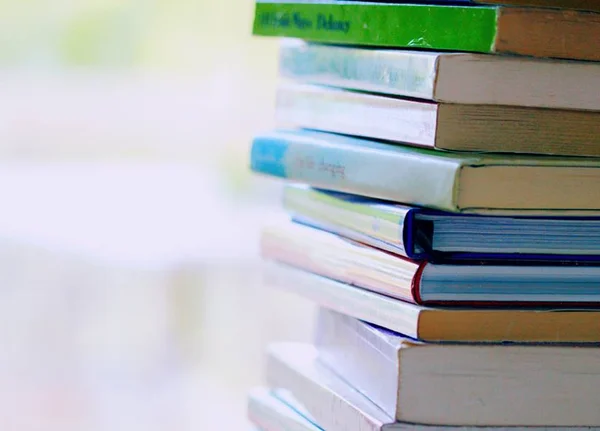 Fotografia colorida de livros empilhados - Metrópoles