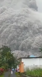 A nuvem de fumaça chegou a 15 km de altura A nuvem de fumaça chegou a 15 km de altura