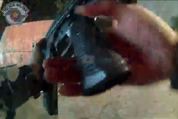 Imagem colorida mostra bodycam de PMs após roubo a farmácia. Metrópoles