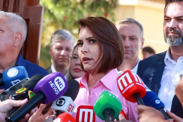 Michelle garante apoio a Flávio, mas trégua expõe conveniência