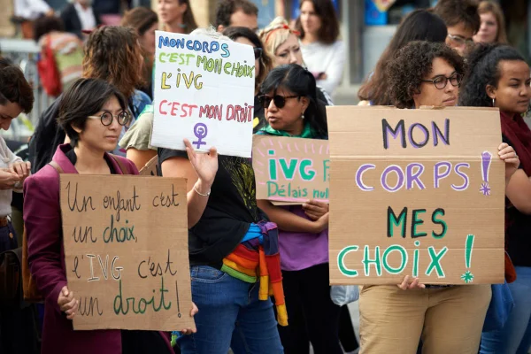 Imagem colorida de integrantes de movimento pró-aborto durante protestaos na França - Metrópoles