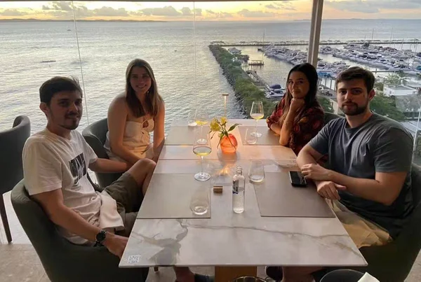 imagem colorida amigos viralizam conta vinho bahia