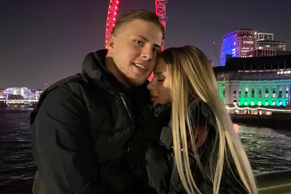 Foto de casal abraçado em frente à London Eye - Metrópoles