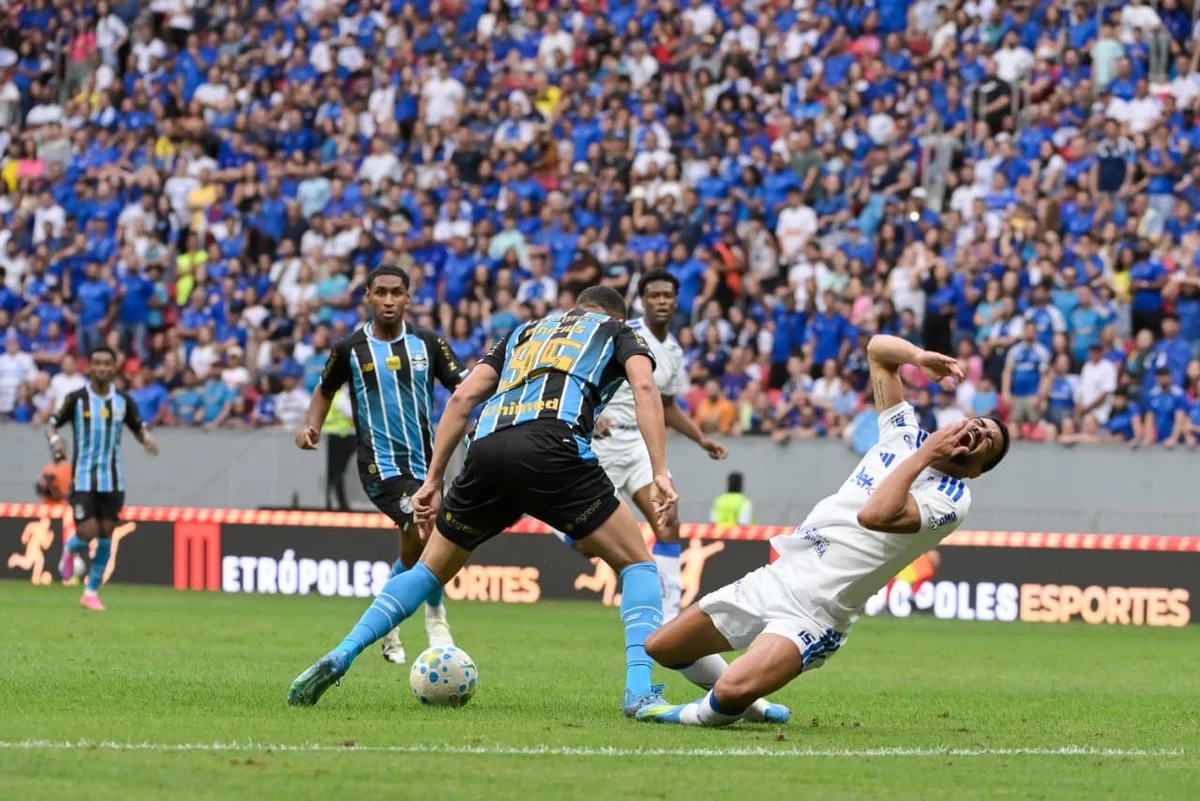 Gabriel Grando brilha e Grêmio vence o Cruzeiro em jogão no DF - imagem 13 Gabriel Grando brilha e Grêmio vence o Cruzeiro em jogão no DF - imagem 13