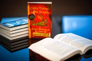 Livro Como Treinar o Seu Dragão (Ed. Intrínseca), de Cressida Cowell