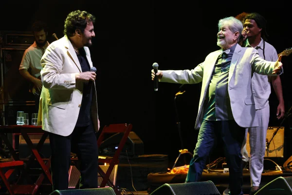 Foto colorida dos cantores Antônio Carlos & Jocafi