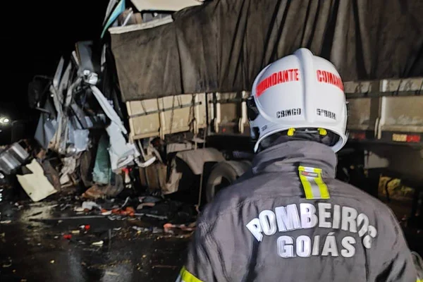 Batida de carreta bitrem com soja e caminhão-tanque causa duas mortes