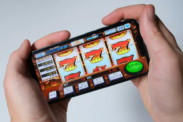 Imagem colorida mostra uma pessoa jogando jogos online - Metrópoles