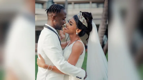 Imagem colorida de Mohamed Buya Turay e sua esposa