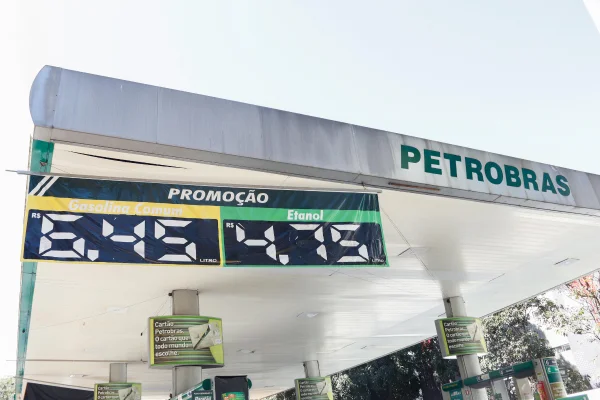 Foto colorida de posto de gasolina