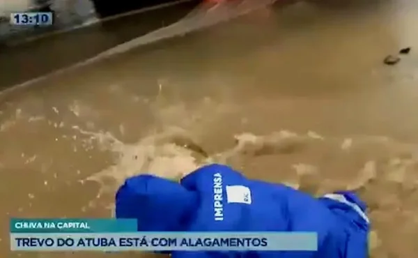 Vídeo: repórter cai em buraco ao mostrar alagamento em Curitiba