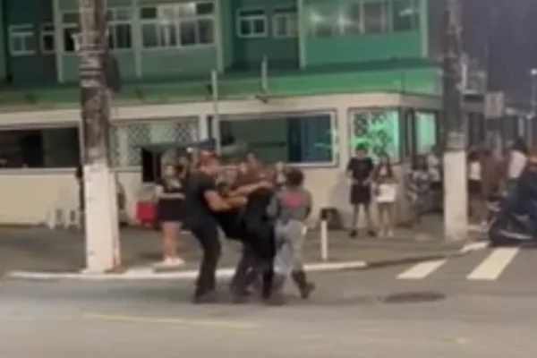 Imagem colorida de policial penal detido e sendo levado por policiais militares. Metrópoles