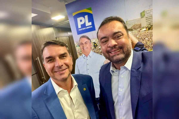 Flávio Bolsonaro com Cláudio Castro -- Metrópoles
