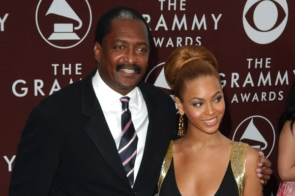 Pai de Beyoncé está com câncer de mama. Doença também atinge homens