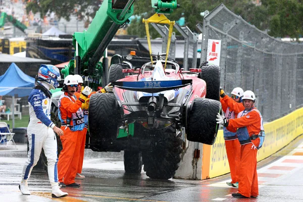 Imagem de carro de Charles Leclec, da Ferrari, que bateu antes da corrida sprint em Miami- Metrópoles