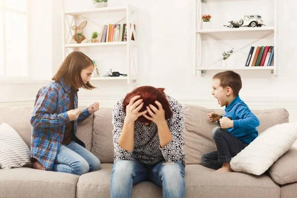 Pais se estressam com filhos, em média, seis vezes ao dia, diz estudo