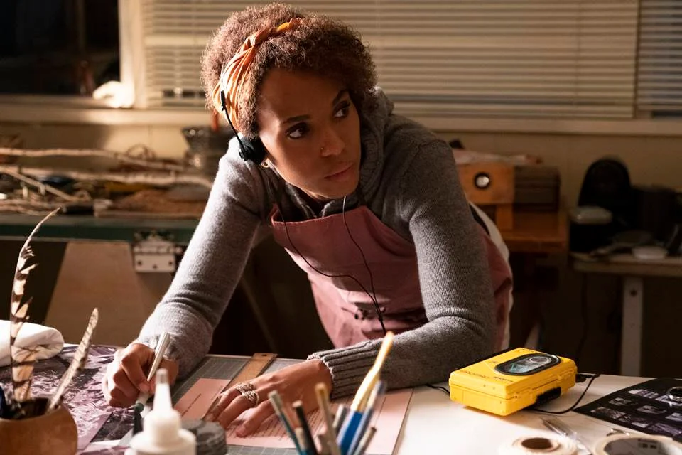 <b>Racismo 2:</b> sua realção com Mia transparece como o racismo está presente na sua atitude com a outra protagonista. Elena sempre enxerga sua "amiga" como pior, mais fraca, que precisa de ajuda, que é incapaz de tomar as rédeas da própria vida <b>Racismo 2:</b> sua realção com Mia transparece como o racismo está presente na sua atitude com a outra protagonista. Elena sempre enxerga sua "amiga" como pior, mais fraca, que precisa de ajuda, que é incapaz de tomar as rédeas da própria vida