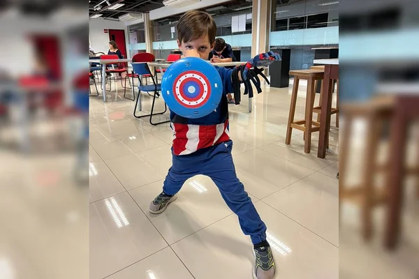 Menino de 6 anos que nasceu seu mão ganha prótese do Capitão América