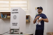 Influencer fez o gesto do "M" ao votar em SP