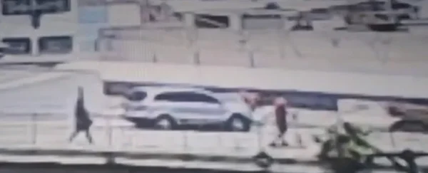 Vídeo mostra momento em que motorista embriagado acelera pedestre em viaduto