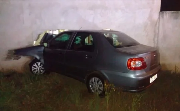 Jovem perde controle do carro, bate em muro e invade casa no Paraná